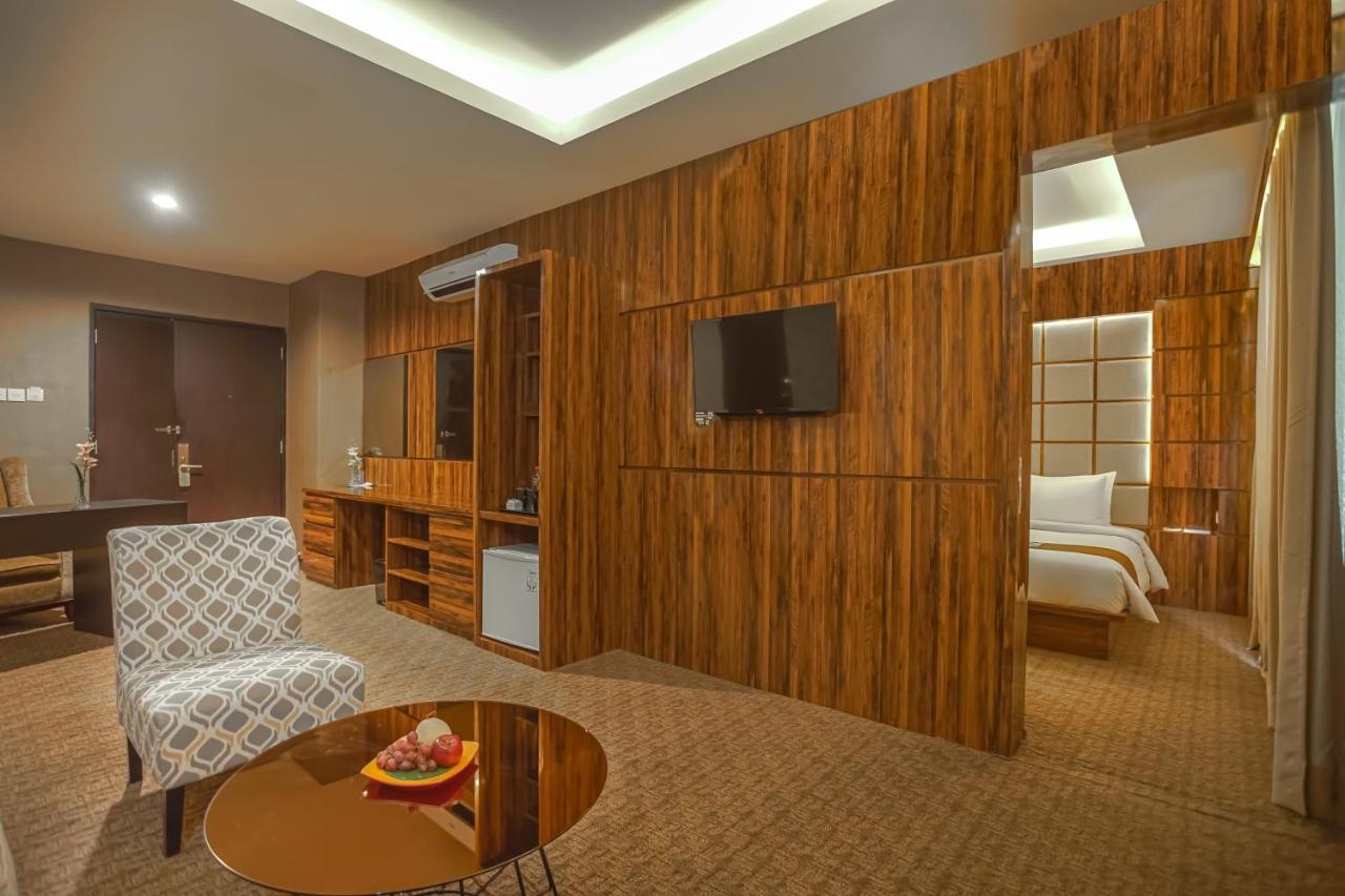 Royal Regantris Cendana Hotel Сурабая Екстериор снимка