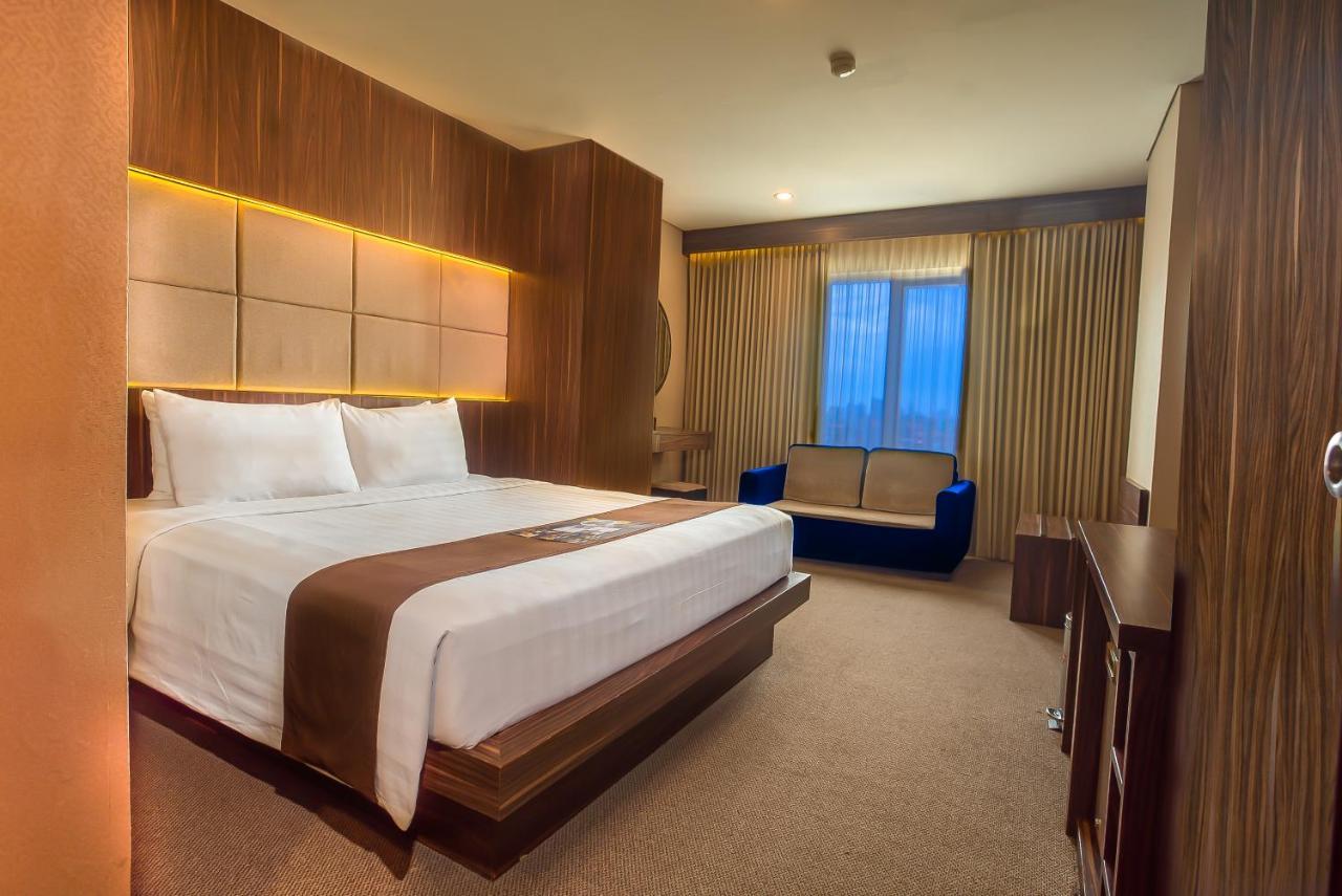 Royal Regantris Cendana Hotel Сурабая Екстериор снимка