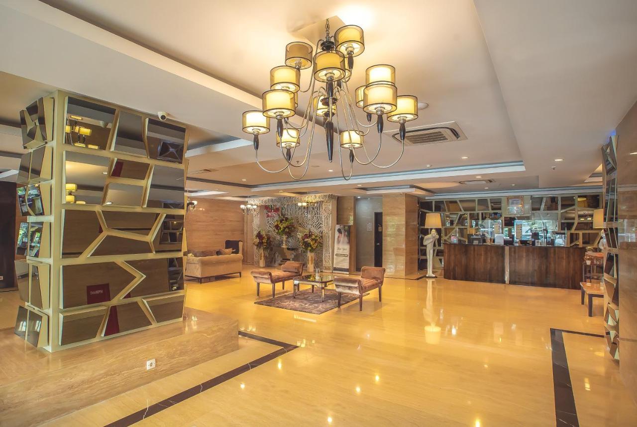 Royal Regantris Cendana Hotel Сурабая Екстериор снимка