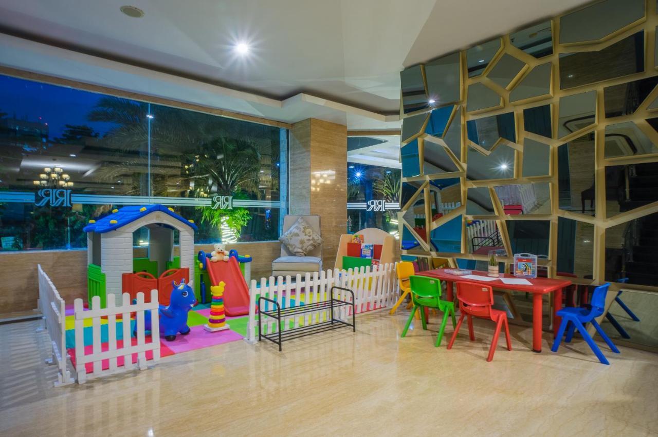 Royal Regantris Cendana Hotel Сурабая Екстериор снимка