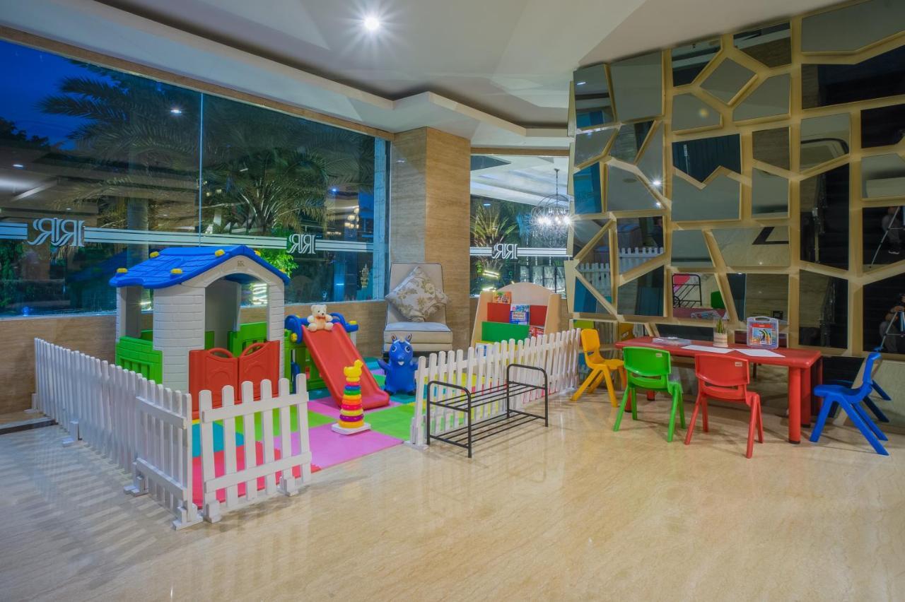 Royal Regantris Cendana Hotel Сурабая Екстериор снимка