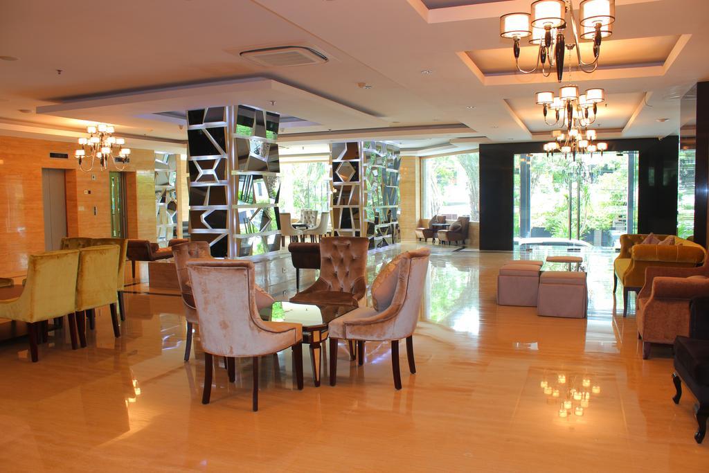 Royal Regantris Cendana Hotel Сурабая Екстериор снимка