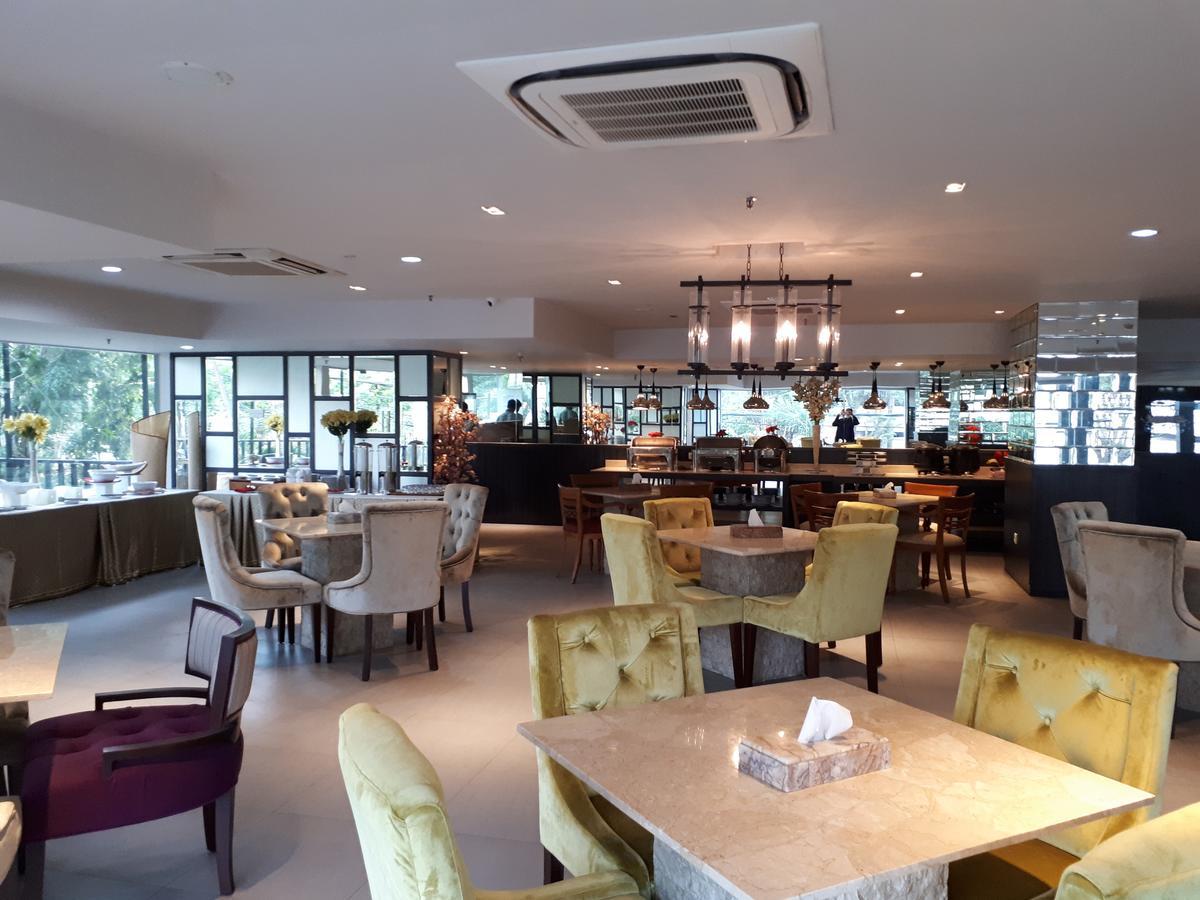 Royal Regantris Cendana Hotel Сурабая Екстериор снимка