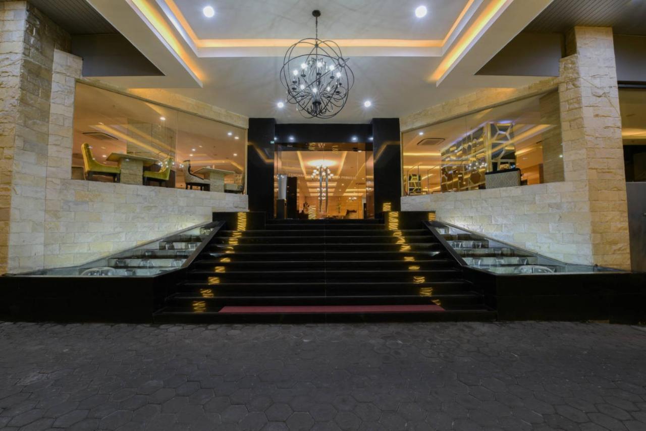 Royal Regantris Cendana Hotel Сурабая Екстериор снимка
