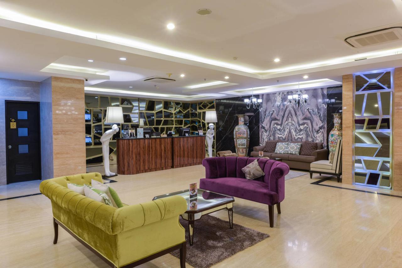 Royal Regantris Cendana Hotel Сурабая Екстериор снимка