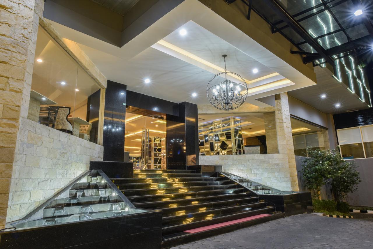 Royal Regantris Cendana Hotel Сурабая Екстериор снимка